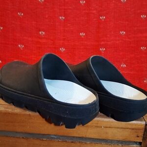KAMIK Nova Slip-on Unisex Clogs. Black. Made From Recyclable Materials.